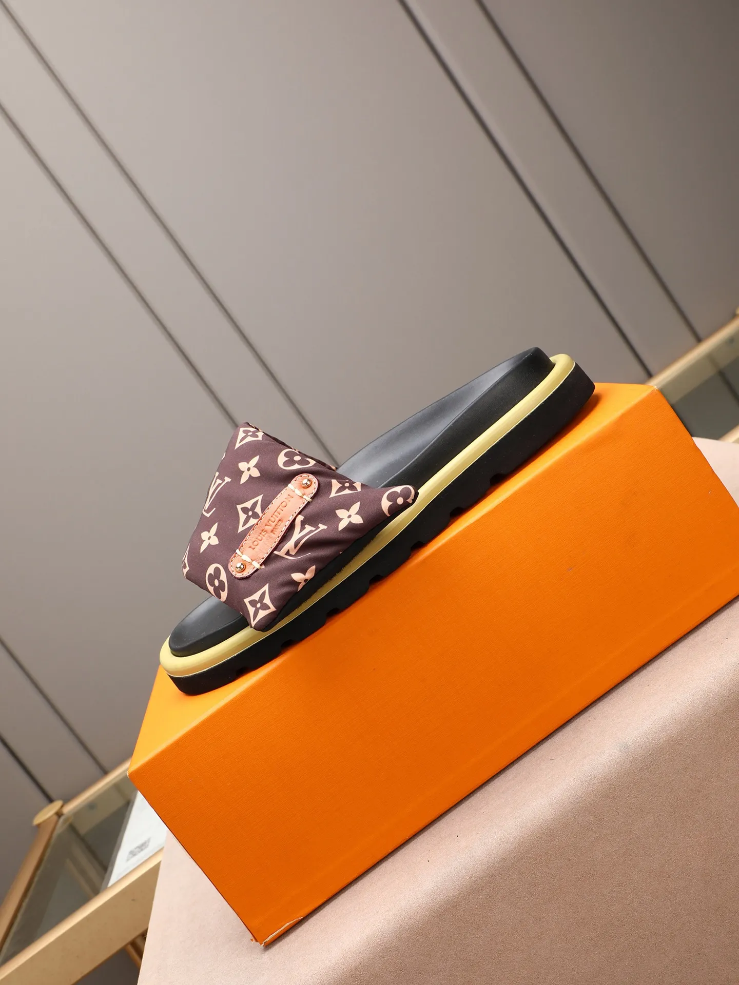 PP360 [LOUIS VUITTON] Louis Vuitton, LV printing, men's and women's slippers are on the market. The drawer box packaging comes with a cloth bag and a card. The upper pattern looks very soft and waxy, and it is a super versatile leg slimming tool. Fabric: imported denim/canvas/old fabric, LV hardware LOGO, official website pattern printing, comfortable to wear, feet: high-elastic PU water table. Sole: foam sole, heel height: about 5cm. Code number: 35-46, 35, 45, 46 are custom-made and non-returnable. Color: multiple colors and styles available.